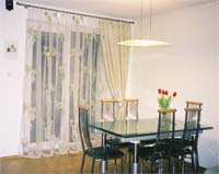 Firanka z organzy w kwiaty stanowi komplet z zas�on� z bawe�ny