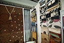 stoisko targowe firmy mDecor- Dekoracje Okien na  Targach  Murator Expo Jesień 2010. Na zdjęciu  katalogi i wzorniki tkanin zasłonowych. Wzory  nowoczesne oraz klasyczne.